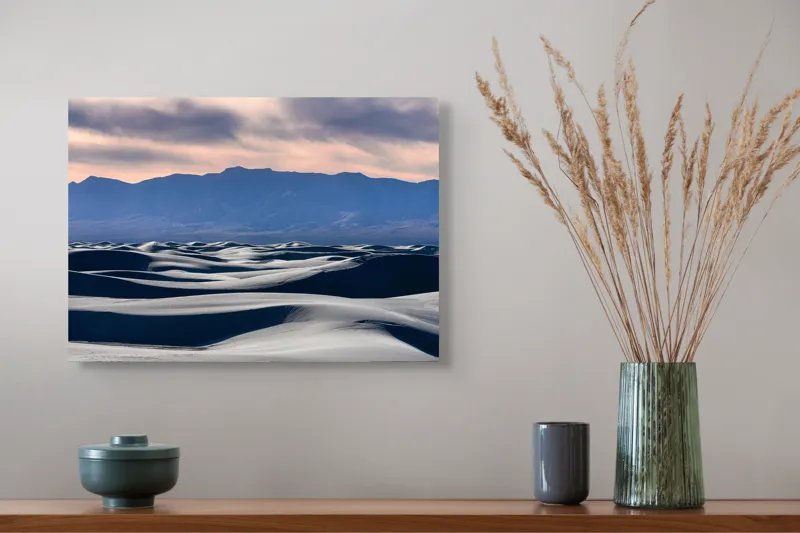 Tablou Canvas, "Valuri de nisip sub cerul albastru", Dune, Nisip, Vânt, Munți, Cer, Apus, Texturi, Umbre, Natură, Peisaj, Liniște, Infinit, Frumusețe, Contraste, Horizon, 54 x 39 cm – poza 4