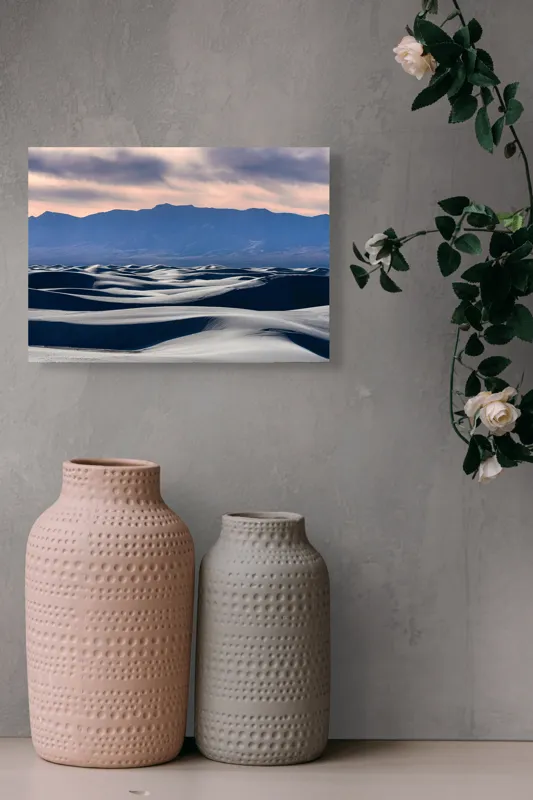 Tablou Canvas, "Valuri de nisip sub cerul albastru", Dune, Nisip, Vânt, Munți, Cer, Apus, Texturi, Umbre, Natură, Peisaj, Liniște, Infinit, Frumusețe, Contraste, Horizon, 54 x 39 cm – poza 8
