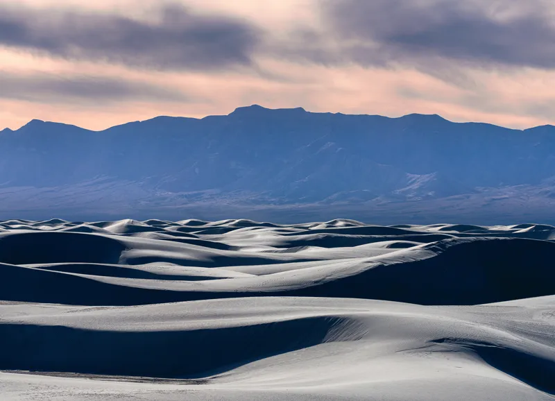 Tablou Canvas, "Valuri de nisip sub cerul albastru", Dune, Nisip, Vânt, Munți, Cer, Apus, Texturi, Umbre, Natură, Peisaj, Liniște, Infinit, Frumusețe, Contraste, Horizon, 54 x 39 cm – poza 2