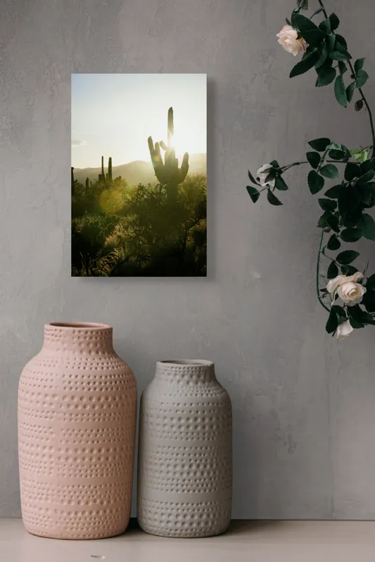 Tablou Canvas, "Răsărit printre cactușii deșertici", Soare, Apus, Cactuș, Siluetă, Deșert, Lumină, Peisaj, Natură, Arid, Tranquilitate, 26 x 39 cm – poza 6