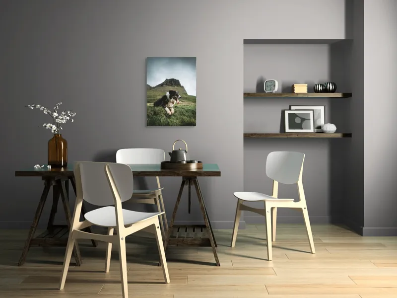 Tablou Canvas, "Câine odihnindu-se în munți verzi", Câine, Peisaj, Munte, Iarbă, Cer Înnorat, Relaxare, Natură, Blană, Limbă, Privind, Stâncă., 50 x 70 cm – poza 5