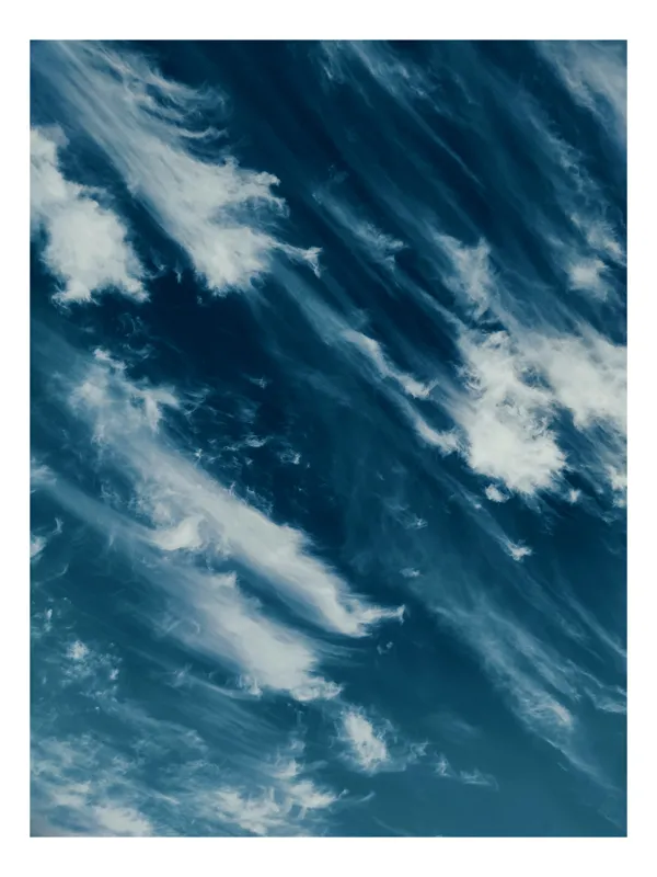 Tablou Canvas, "Norii dansând pe cer senin", Norii, Cer, Albastru, Eteric, Linie, Mișcare, Vaporos, Calm, Curgător, Aerian., 50 x 90 cm