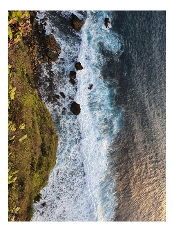 Tablou Canvas, "Întâlnirea mării cu stânca abruptă", Ocean, Valuri, Rocă, Albastru, Verde, Apus, Prim-plan, Dreapta, Coastă, Spumă, 70 x 100 cm