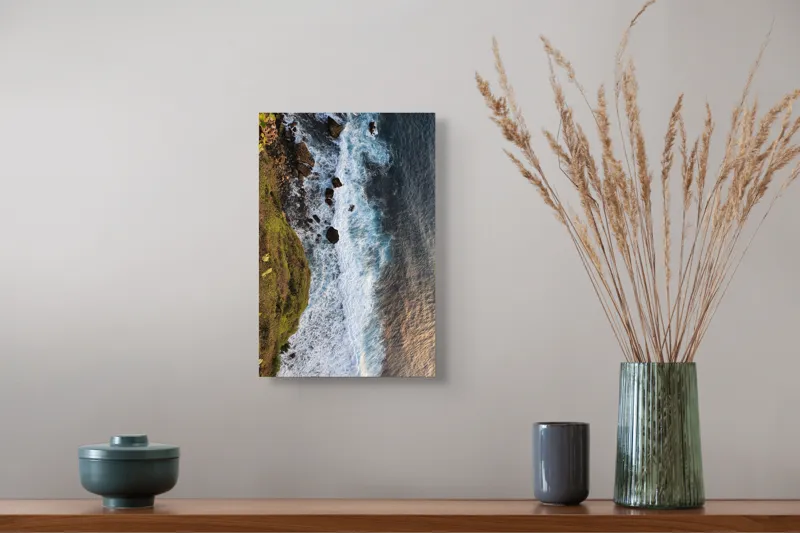 Tablou Canvas, "Întâlnirea mării cu stânca abruptă", Ocean, Valuri, Rocă, Albastru, Verde, Apus, Prim-plan, Dreapta, Coastă, Spumă, 26 x 39 cm – poza 5