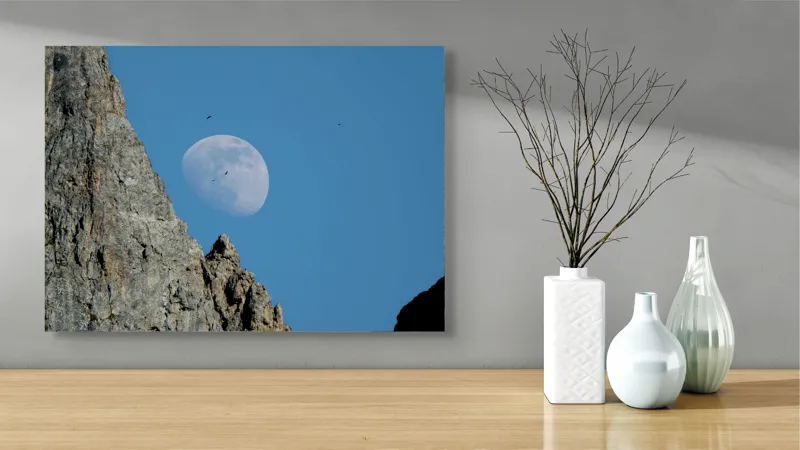 Tablou Canvas, "Luna printre vârfurile muntelui stâncos", Rocă, Lună, Păsări, Cer, Albastru, 70 x 50 cm – poza 3