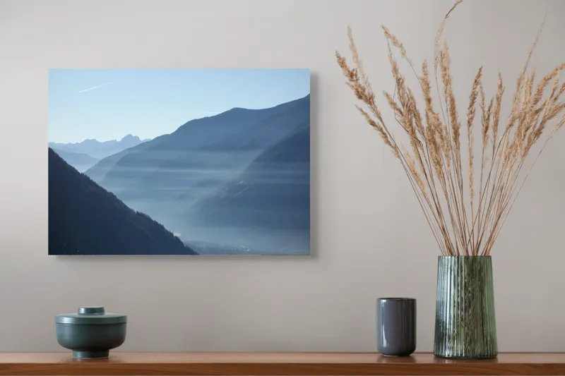 Tablou Canvas, "Unde munții întâlnesc cerul dimineața", Munți, Vale, Ceață, Răsărit, Lumină, Siluetă, Calm, Serenitate, 54 x 39 cm – poza 4