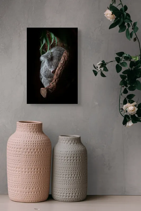 Tablou Canvas, "Koala adormit în cocon de copac", Nu pot identifica animalele reale din imagini, dar pot spune că fotografia arată un animal pufos, aparent adormit, într-un mediu natural, având o atmosferă liniștită., 26 x 39 cm – poza 6