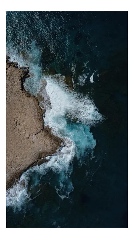 Tablou Canvas, "Valuri spumoase lovind stâncile aspre", Ocean, Valuri, Stânci, Spumă, Apă, Albastru, Coastă, Natură, 50 x 70 cm