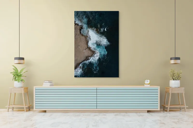 Tablou Canvas, "Valuri spumoase lovind stâncile aspre", Ocean, Valuri, Stânci, Spumă, Apă, Albastru, Coastă, Natură, 100 x 150 cm – poza 4