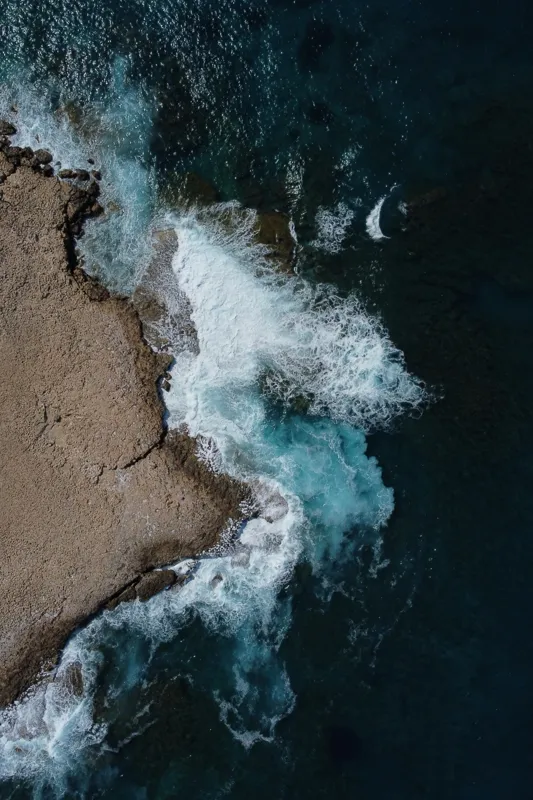 Tablou Canvas, "Valuri spumoase lovind stâncile aspre", Ocean, Valuri, Stânci, Spumă, Apă, Albastru, Coastă, Natură, 100 x 150 cm – poza 2