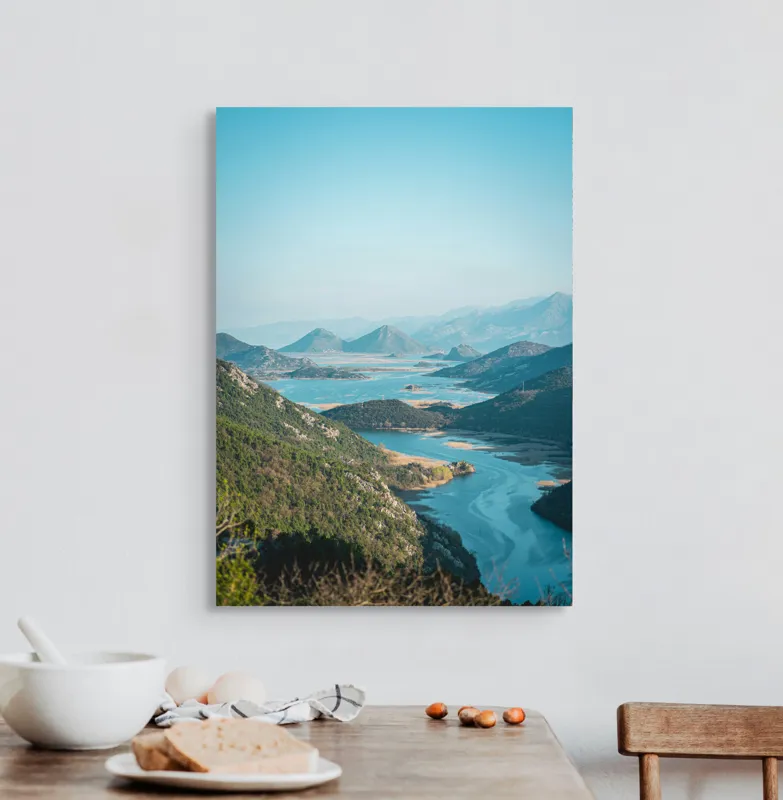 Tablou Canvas, "Peisaj montan cu lac și râu strălucitor", Frumusețe, Natură, Lacuri, Munți, Verdeață, Peisaj, Răsărit, Serenitate., 50 x 70 cm – poza 3
