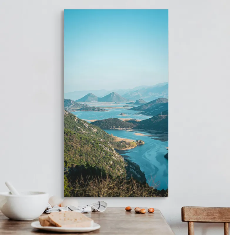 Tablou Canvas, "Peisaj montan cu lac și râu strălucitor", Frumusețe, Natură, Lacuri, Munți, Verdeață, Peisaj, Răsărit, Serenitate., 50 x 90 cm – poza 3