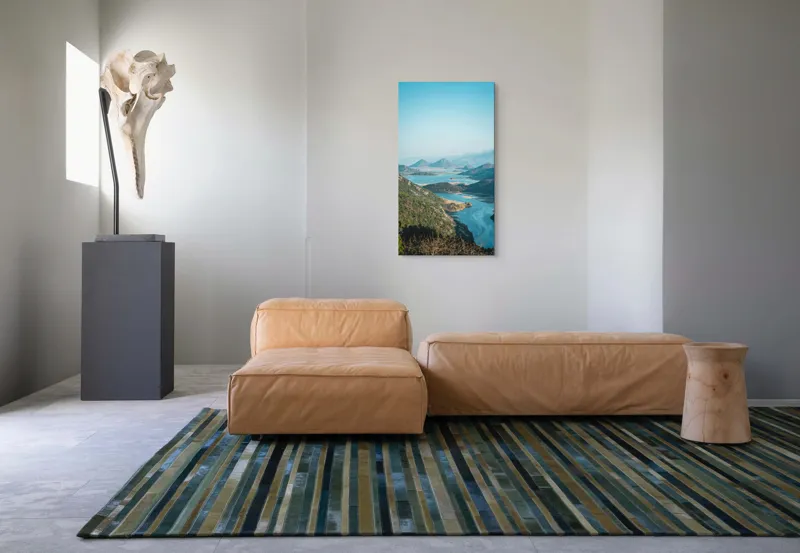 Tablou Canvas, "Peisaj montan cu lac și râu strălucitor", Frumusețe, Natură, Lacuri, Munți, Verdeață, Peisaj, Răsărit, Serenitate., 50 x 90 cm – poza 5
