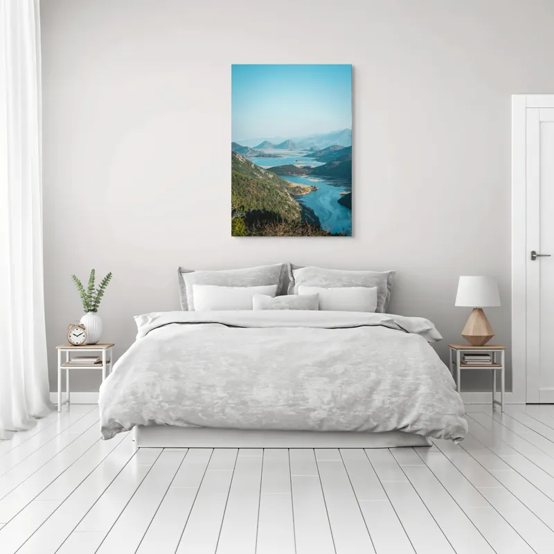 Tablou Canvas, "Peisaj montan cu lac și râu strălucitor", Frumusețe, Natură, Lacuri, Munți, Verdeață, Peisaj, Răsărit, Serenitate., 70 x 100 cm – poza 3