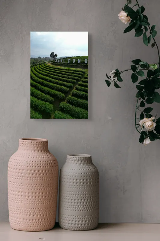 Tablou Canvas, "Câmpuri ondulate de ceai verde", Dealuri, Plantatii, Verde, Peisaj, Cultură, Cer, Întins, Orizont, Linie, Natural, 26 x 39 cm – poza 6