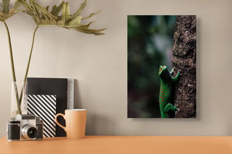 Tablou Canvas, "Gecko verde pe trunchi de copac", Verde, Soparla, Scoarta, Texturi, Detalii, Natura, Camuflaj, 26 x 39 cm – poza 3