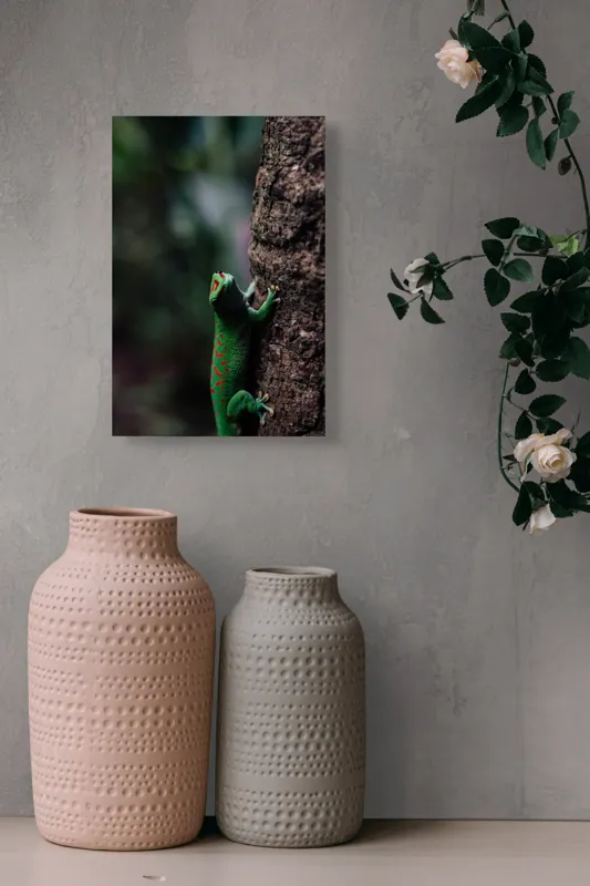 Tablou Canvas, "Gecko verde pe trunchi de copac", Verde, Soparla, Scoarta, Texturi, Detalii, Natura, Camuflaj, 26 x 39 cm – poza 6