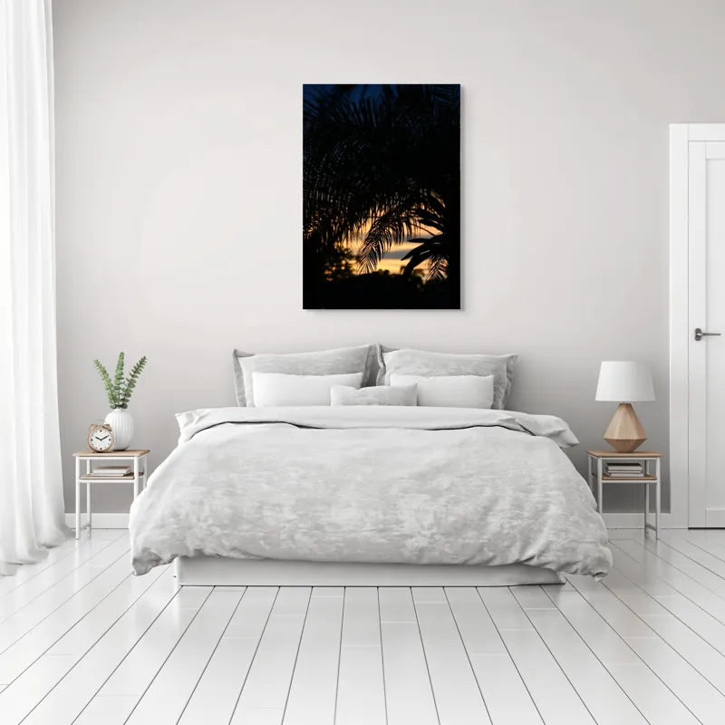 Tablou Canvas, "Apus exotic printre frunze de palmier", Palmier, Siluetă, Amurg, Cer, Apus, Frunziș, Umbre, Lumină, Contrast, Seară, 70 x 100 cm – poza 3