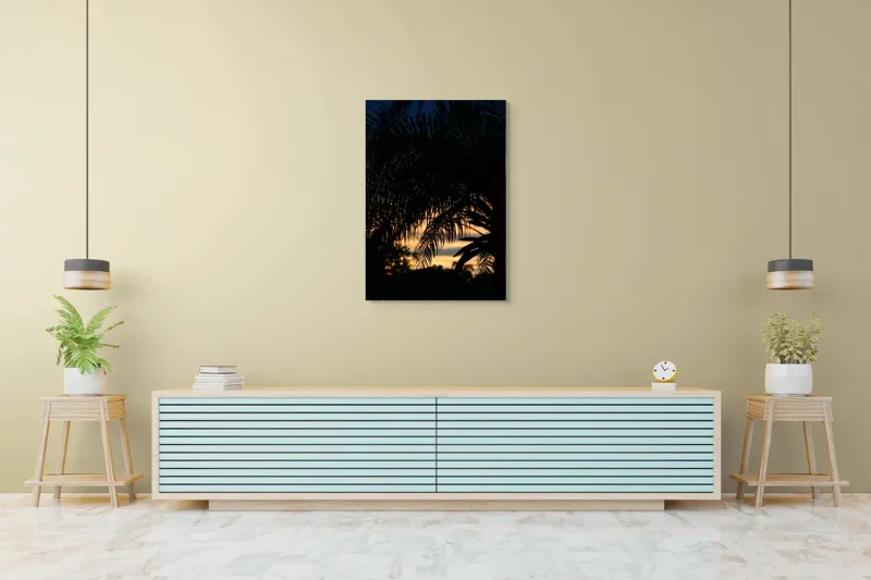 Tablou Canvas, "Apus exotic printre frunze de palmier", Palmier, Siluetă, Amurg, Cer, Apus, Frunziș, Umbre, Lumină, Contrast, Seară, 70 x 100 cm – poza 5