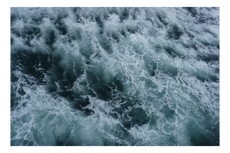 Tablou Canvas, "Valurile mării înspumate și tumultuoase", Valuri, Spumă, Agitație, Ocean, Albastrețe, Profunzime, Energie, Natură, 150 x 100 cm
