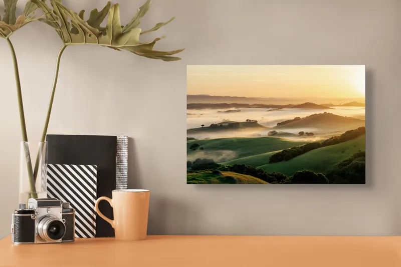 Tablou Canvas, "Dimineață de ceață peste dealuri verzi", Aurora, Câmpuri, Ceață, Dealuri, Lumină, Verdeață, Răsărit, Peisaj, Serenitate, Natură, 39 x 26 cm – poza 3