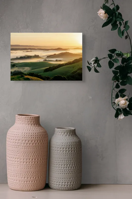 Tablou Canvas, "Dimineață de ceață peste dealuri verzi", Aurora, Câmpuri, Ceață, Dealuri, Lumină, Verdeață, Răsărit, Peisaj, Serenitate, Natură, 39 x 26 cm – poza 4