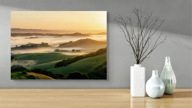 Tablou Canvas, "Dimineață de ceață peste dealuri verzi", Aurora, Câmpuri, Ceață, Dealuri, Lumină, Verdeață, Răsărit, Peisaj, Serenitate, Natură, 70 x 50 cm – poza 3
