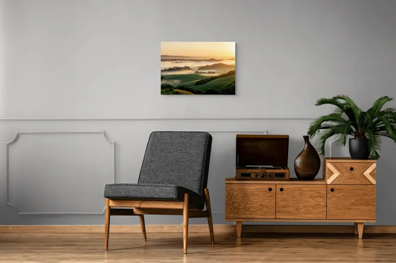 Tablou Canvas, "Dimineață de ceață peste dealuri verzi", Aurora, Câmpuri, Ceață, Dealuri, Lumină, Verdeață, Răsărit, Peisaj, Serenitate, Natură, 70 x 50 cm – poza 4