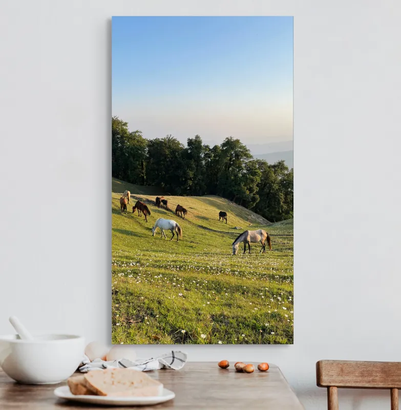 Tablou Canvas, "Cai păscând pe deal la apus", Cai, Pajiște, Flori, Copaci, Cer, Apus, Verdeață, Natură, Armonie, Peisaj, 50 x 90 cm – poza 3