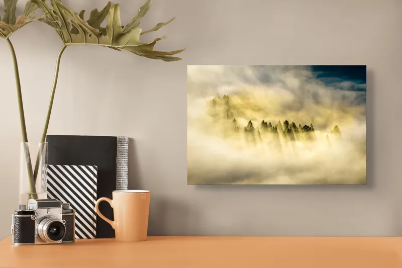 Tablou Canvas, "Lumină printre cețurile dimineții", Pădure, Ceață, Razele Soarelui, Mister, Lumină, Natură, Copaci, Peisaj, Seninătate, Vârfuri de Brazi, 39 x 26 cm – poza 3