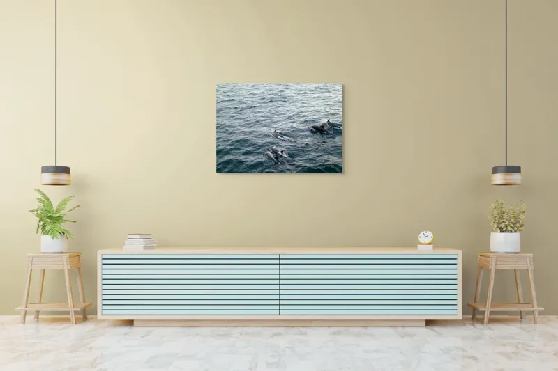 Tablou Canvas, "Delfinii dansează pe valurile oceanului", Delfini, Ocean, Alergați, Libertate, Apă, Valuri, Sălbăticie, Grup, Natație, 100 x 70 cm – poza 4