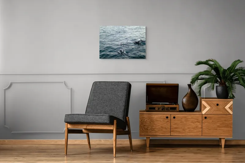 Tablou Canvas, "Delfinii dansează pe valurile oceanului", Delfini, Ocean, Alergați, Libertate, Apă, Valuri, Sălbăticie, Grup, Natație, 70 x 50 cm – poza 4