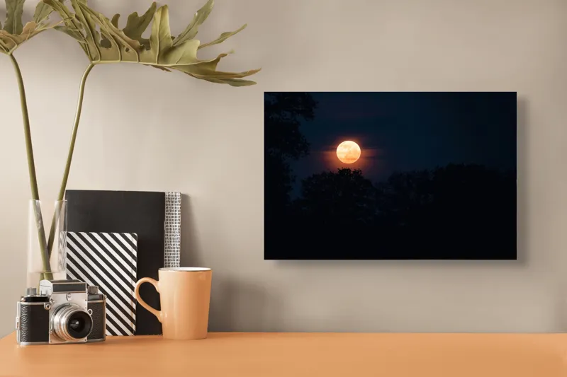 Tablou Canvas, "Luna plină deasupra pădurii adormite", Lună, Noapte, Cer, Copaci, Siluetă, Mister, Lumină, Serenitate, 39 x 26 cm – poza 3