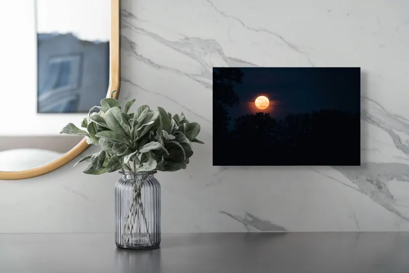 Tablou Canvas, "Luna plină deasupra pădurii adormite", Lună, Noapte, Cer, Copaci, Siluetă, Mister, Lumină, Serenitate, 39 x 26 cm – poza 5