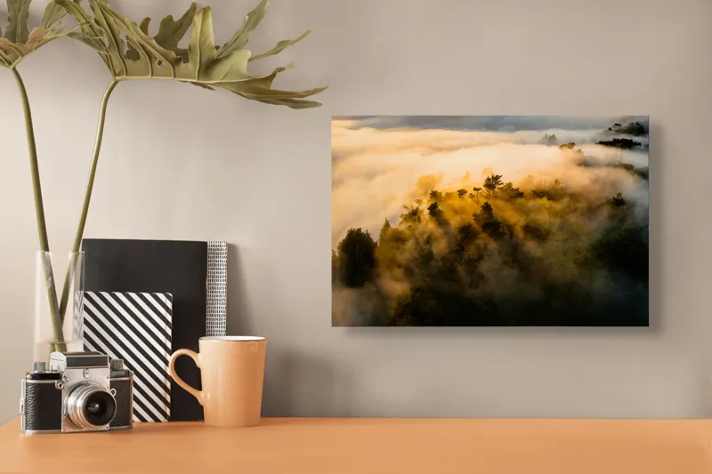 Tablou Canvas, "Visul pădurii învăluite de ceață", Mister, Lumină, Ceață, Pădure, Vârfuri, Umbre, Natură, Peisaj, Aur, Cer, Vedere, Aeriană, Calm, Frumusețe, Serenitate, 39 x 26 cm – poza 3