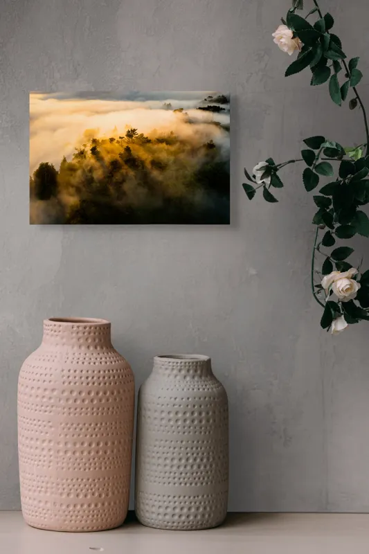 Tablou Canvas, "Visul pădurii învăluite de ceață", Mister, Lumină, Ceață, Pădure, Vârfuri, Umbre, Natură, Peisaj, Aur, Cer, Vedere, Aeriană, Calm, Frumusețe, Serenitate, 39 x 26 cm – poza 4