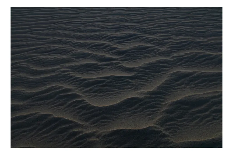 Tablou Canvas, "Dune ondulate în lumina amurgului", Dune, Valuri, Texturi, Umbre, Calm, Mister, Soare, Seară, 150 x 100 cm