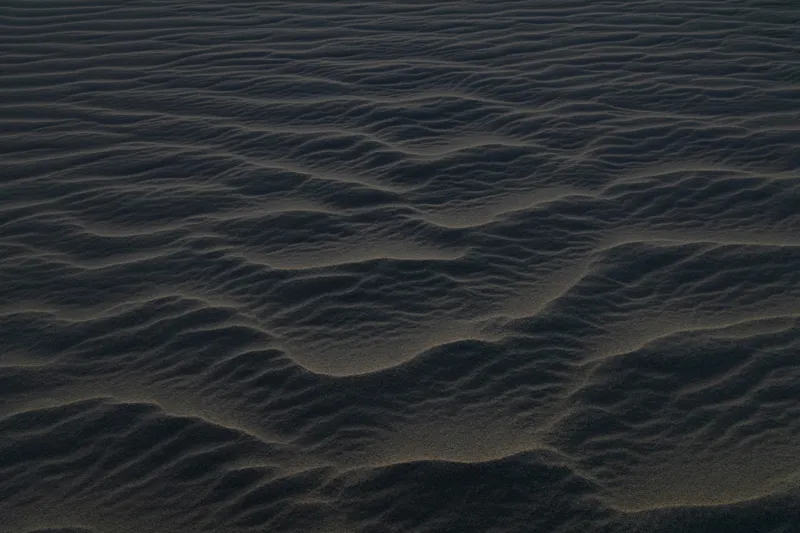 Tablou Canvas, "Dune ondulate în lumina amurgului", Dune, Valuri, Texturi, Umbre, Calm, Mister, Soare, Seară, 39 x 26 cm – poza 2