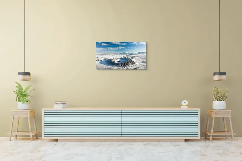 Tablou Canvas, "Craterul înghețat sub cer senin", Vulcan, Zăpadă, Cer, Nor, Peisaj, Natură, Izolare, Contrast, Frumusețe, Liniște, 90 x 50 cm – poza 5