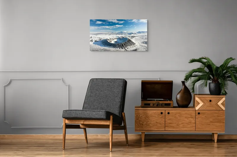 Tablou Canvas, "Craterul înghețat sub cer senin", Vulcan, Zăpadă, Cer, Nor, Peisaj, Natură, Izolare, Contrast, Frumusețe, Liniște, 90 x 50 cm – poza 6