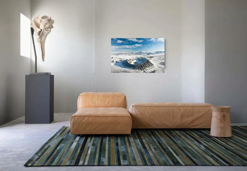 Tablou Canvas, "Craterul înghețat sub cer senin", Vulcan, Zăpadă, Cer, Nor, Peisaj, Natură, Izolare, Contrast, Frumusețe, Liniște, 90 x 50 cm – poza 8