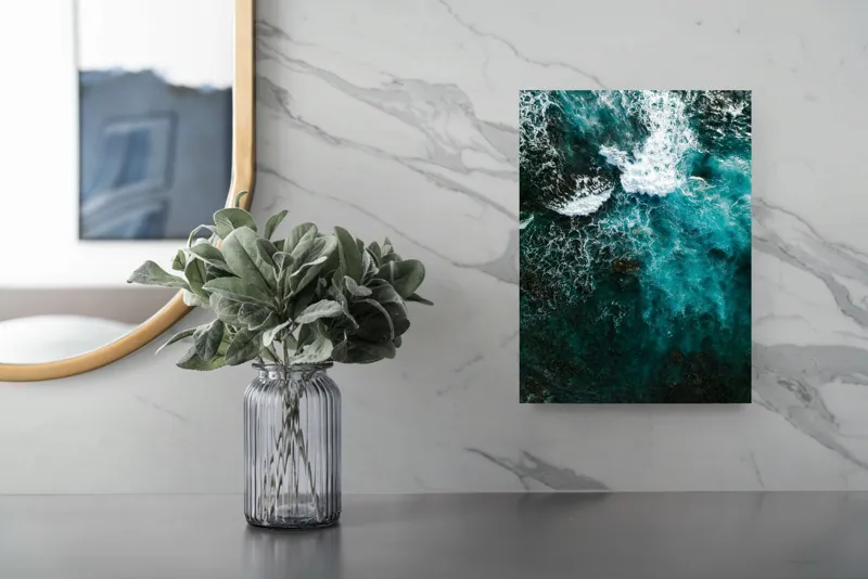 Tablou Canvas, "Frumusețea tumultoasă a oceanului turcoaz", Valuri, Spumă, Ocean, Albastru, Energie, Natură, Frumusețe, Mișcare, Adâncime, Liniște, 26 x 39 cm – poza 4