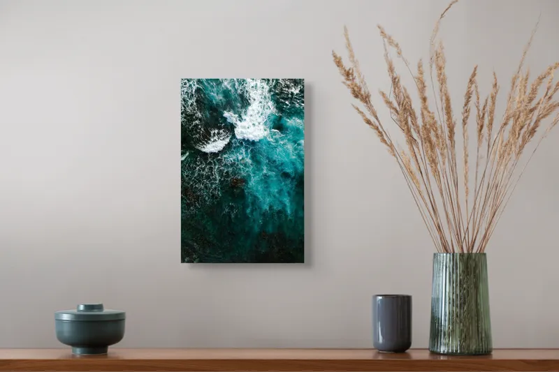 Tablou Canvas, "Frumusețea tumultoasă a oceanului turcoaz", Valuri, Spumă, Ocean, Albastru, Energie, Natură, Frumusețe, Mișcare, Adâncime, Liniște, 26 x 39 cm – poza 5