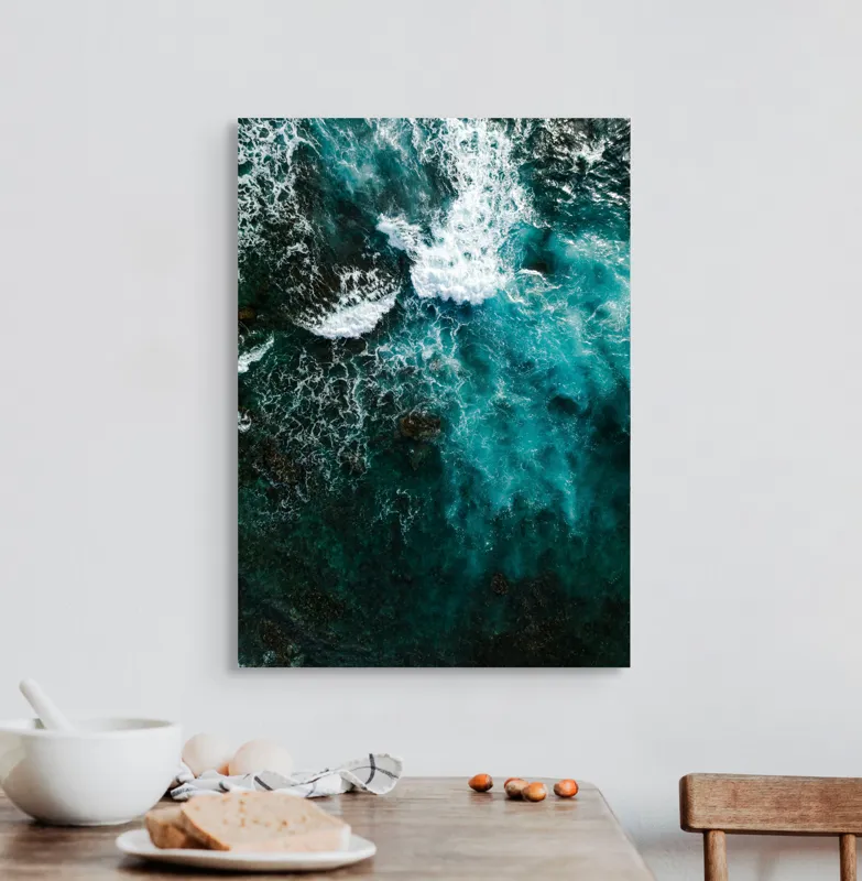 Tablou Canvas, "Frumusețea tumultoasă a oceanului turcoaz", Valuri, Spumă, Ocean, Albastru, Energie, Natură, Frumusețe, Mișcare, Adâncime, Liniște, 50 x 70 cm – poza 3