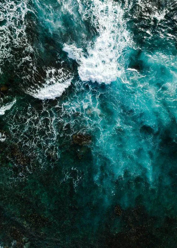 Tablou Canvas, "Frumusețea tumultoasă a oceanului turcoaz", Valuri, Spumă, Ocean, Albastru, Energie, Natură, Frumusețe, Mișcare, Adâncime, Liniște, 50 x 70 cm – poza 2