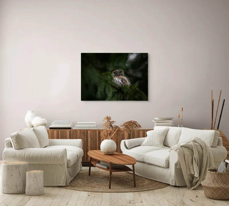 Tablou Canvas, "Bufnița misterioasă printre ramuri verzi", Bufniță, Privire, Pene, Crengi, Noapte, Camuflaj, Calm, Pădure, Mister, Observare, 100 x 70 cm – poza 3