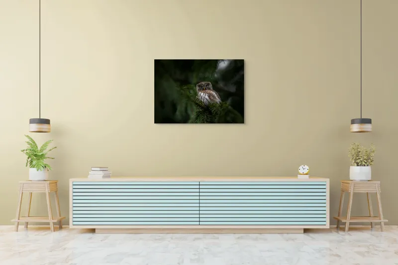 Tablou Canvas, "Bufnița misterioasă printre ramuri verzi", Bufniță, Privire, Pene, Crengi, Noapte, Camuflaj, Calm, Pădure, Mister, Observare, 100 x 70 cm – poza 4