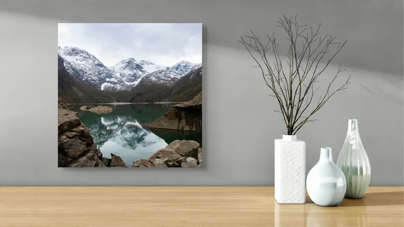 Tablou Canvas, "Reflectarea munților în oglinda lacului", Munți, Reflecții, Lac, Zăpadă, Rocă, Cer, Natură, Calm, Peisaj, Frumusețe, 50 x 50 cm – poza 3