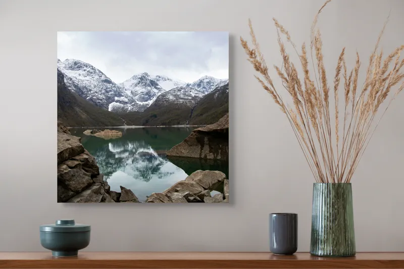 Tablou Canvas, "Reflectarea munților în oglinda lacului", Munți, Reflecții, Lac, Zăpadă, Rocă, Cer, Natură, Calm, Peisaj, Frumusețe, 50 x 50 cm – poza 4