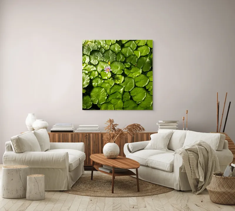 Tablou Canvas, "Unică floare printre frunze verzi", Frunze, Lumină, Apă, Floare, Verde, Reflexii, Natură, Serenitate., 100 x 100 cm – poza 3